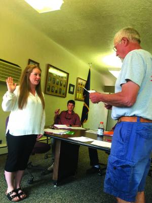 Mayor Bob Stump administers the oath of office to Emilie Sayler at the July 9 council meeting. Sayler fills a vacant council seat. (J. Taylor)